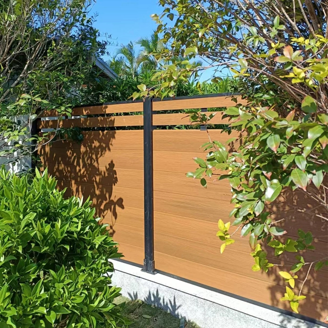 รั้ว Necowood WPC สำหรับโครงการเทศบาลมาดริด